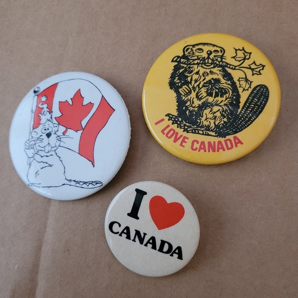 Vintage Pins: Bundle of Canada Love Buttons - Picture 2 of 3
